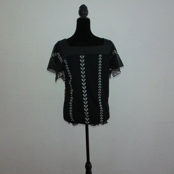 Black and White Floral Short Sleeve Top - Picture 7 of 9